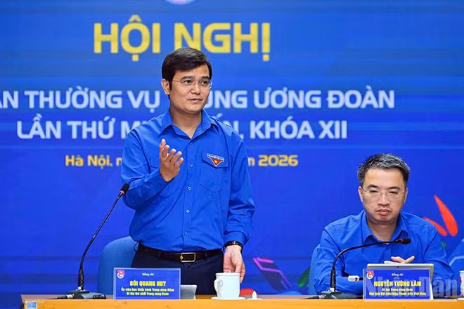Bí thư thứ nhất Trung ương Đoàn Bùi Quang Huy (bên trái) điều hành Hội nghị.