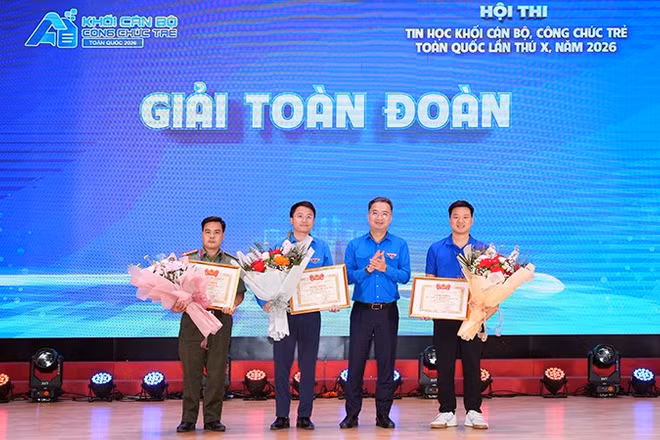 Đồng chí Nguyễn Tường Lâm, Bí thư Trung ương Đoàn (thứ 2 từ phải sang) trao giải toàn đoàn tặng đại diện các tập thể. (Ảnh: Trung ương Đoàn cung cấp)