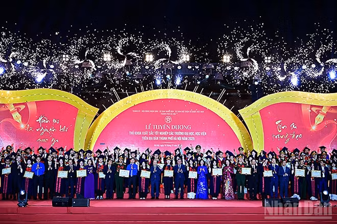 Đại diện lãnh đạo thành phố Hà Nội và các ban, bộ, ngành, đoàn thể Trung ương, địa phương cùng những thủ khoa xuất sắc của Thủ đô được tuyên dương năm nay.