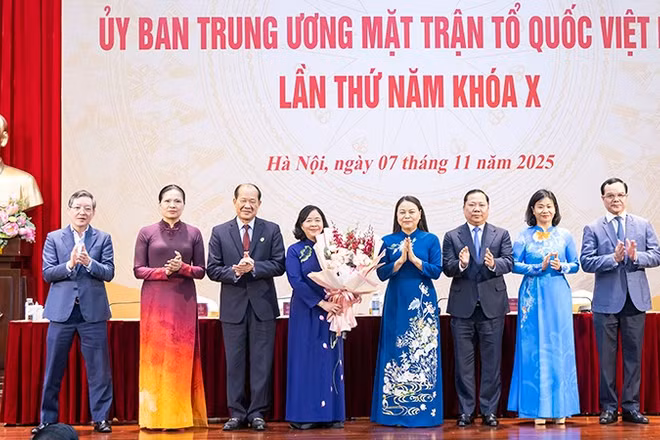 Đồng chí Bùi Thị Minh Hoài, Ủy viên Bộ Chính trị, Bí thư Trung ương Đảng, được hiệp thương cử giữ chức Chủ tịch Ủy ban Trung ương Mặt trận Tổ quốc Việt Nam khóa X.