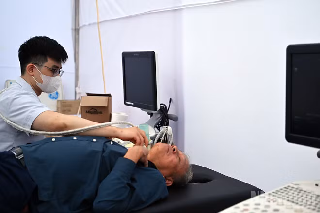Các y, bác sĩ của Hội Thầy thuốc trẻ Việt Nam khám sàng lọc miễn phí cho người dân Thủ đô trong một sự kiện cuối năm 2025. 