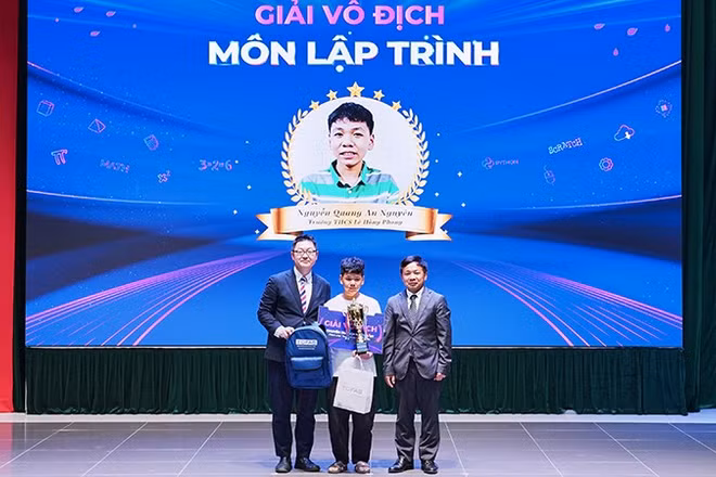Đại diện Ban tổ chức Kỳ thi trao giải vô địch môn lập trình TOFAS 2026 tặng thí sinh Nguyễn Quang An Nguyên, Trường trung học cơ sở Lê Hồng Phong. (Ảnh: Ban tổ chức cung cấp)