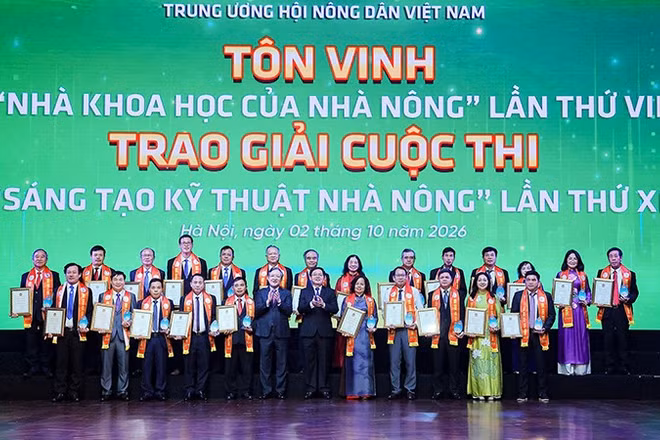 Phó Thủ tướng Hồ Quốc Dũng và Chủ tịch Hội Nông dân Việt Nam Lương Quốc Đoàn (lần lượt thứ 6 và 7 từ phải sang, hàng đầu) trao danh hiệu "Nhà khoa học của nhà nông" lần thứ VII tặng các cá nhân tiêu biểu. (Ảnh: Trung ương Hội Nông dân Việt Nam cung cấp)