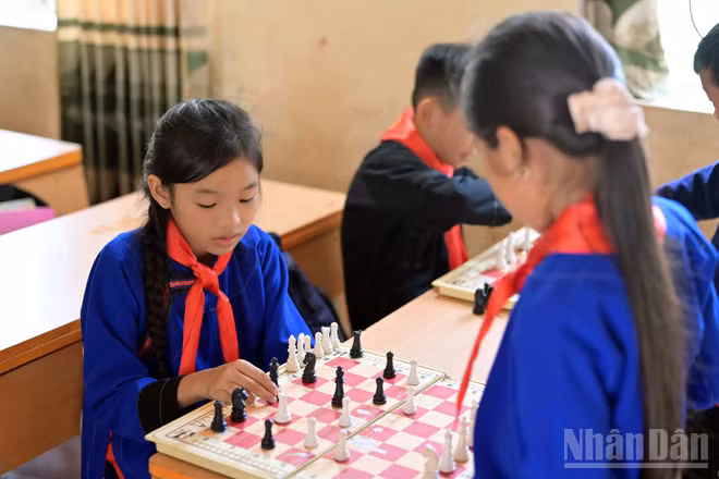 Hai nữ kỳ thủ nhí, thành viên câu lạc bộ cờ vua Trường phổ thông dân tộc bán trú tiểu học và trung học cơ sở Minh Phát (xã Thống Nhất, tỉnh Lạng Sơn). (Ảnh: LINH PHAN)