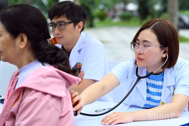 Các y, bác sĩ tình nguyện khám bệnh cho người dân Thủ đô.