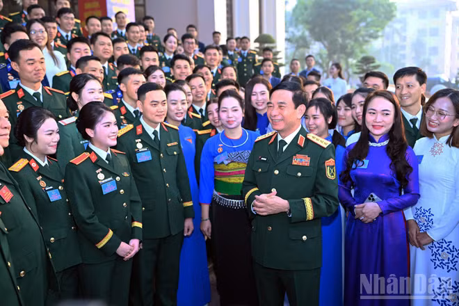 Đại tướng Phan Văn Giang trò chuyện, động viên các đại biểu đoàn viên thanh niên ưu tú bên lề Đại hội.