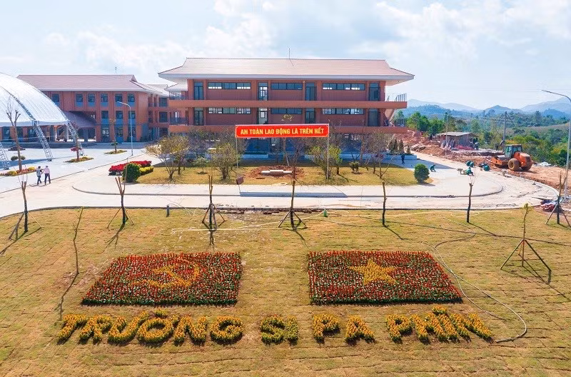 Trường Liên cấp Si Pa Phìn hoàn thành đưa vào sử dụng đem lại điều kiện học tập, ăn, ở tốt hơn cho 1.013 học sinh là con em đồng bào các dân tộc ở xã biên giới Si Pa Phìn.