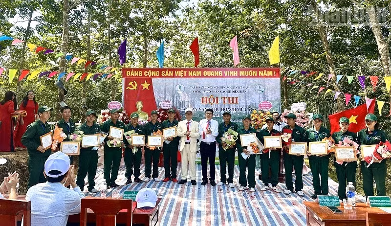 Đồng chí Nguyễn Công Tám, Chủ tịch Hội đồng quản trị và đồng chí Nguyễn Ngọc Cẩm, Tổng Giám đốc Công ty Cổ phần Cao su Điện Biên trao giấy chứng nhận cho các công nhân tham gia hội thi "Bàn tay vàng". (Ảnh: LÊ LAN)