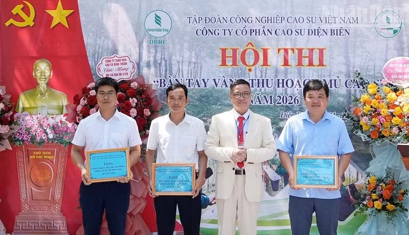 Ông Nguyễn Công Tám, Chủ tịch Hội đồng quản trị Công ty Cổ phần Cao su Điện Biên, kiêm Tổng Giám đốc Công ty Cao su Bình Thuận, trao 3 tấn gạo hỗ trợ công nhân 3 đội thuộc Công ty Cổ phần cao su Điện Biên. (Ảnh: LÊ LAN)