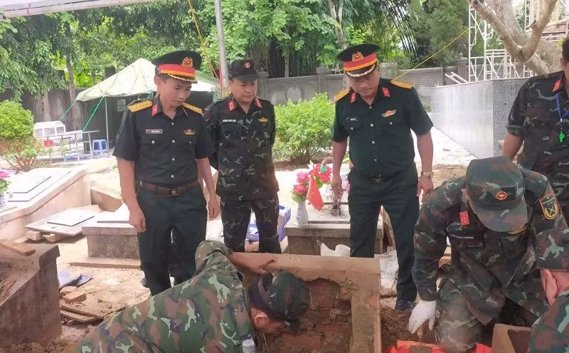 Các lực lượng tham gia lấy mẫu hài cốt liệt sĩ tại nghĩa trang liệt sĩ Tuần Giáo. (Ảnh: ĐỨC HẠNH)