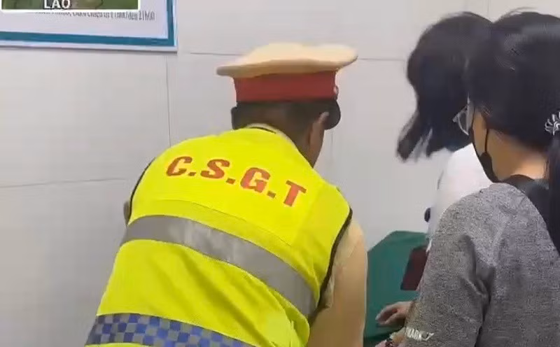 Chiến sĩ cảnh sát giao thông Công an tỉnh Điện Biên khẩn trương đưa cháu bé vào bệnh viện cấp cứu qua cơn nguy kịch. (Ảnh: THU TRANG)