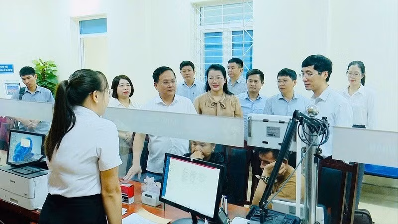 Đồng chí Nguyễn Tiến Đạt, Giám đốc Sở Nội vụ, Phó Ban Tổ chức Tỉnh ủy Điện Biên kiểm tra việc vận hành tại Trung tâm phục vụ hành chính công xã Mường Ảng.