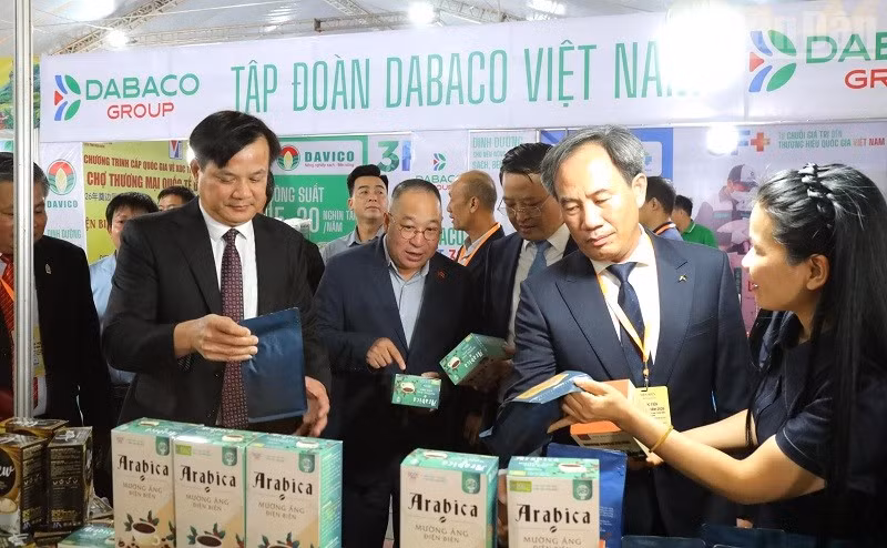 Đại biểu tham quan các gian hàng tại Hội chợ thương mại Quốc tế Điện Biên, năm 2026. (Ảnh: LÊ LAN)