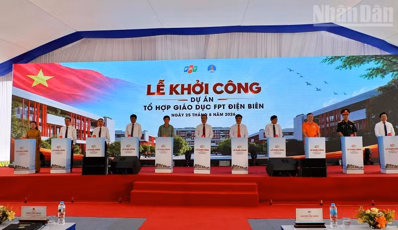 Các đồng chí lãnh đạo tỉnh Điện Biên cùng lãnh đạo Tập đoàn FPT và các đại biểu ấn nút khởi công dự án Tổ hợp giáo dục FPT tại Điện Biên. (Ảnh: LÊ LAN)