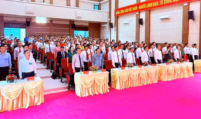Đại biểu dự Đại hội Đảng bộ xã Nà Hỳ lần thứ nhất thực hiện nghi lễ chào cờ.