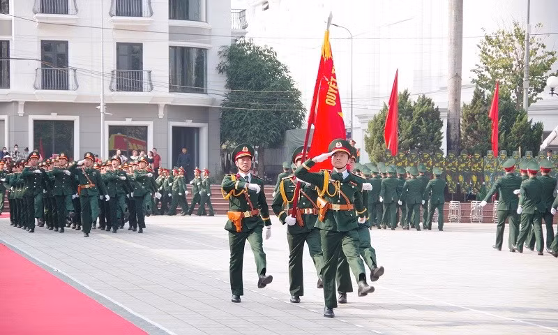 Các lực lượng tham gia duyệt đội ngũ tại lễ ra quân huấn luyện năm 2026 của lực lượng vũ trang tỉnh Điện Biên.