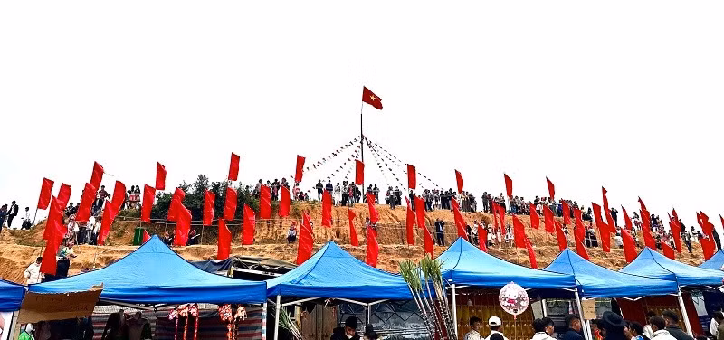 Điểm nhấn trong không gian văn hóa Ngày hội Văn hóa các dân tộc xã Tìa Dình là đồi Hồng Kỳ được trang trí bởi 80 lá Quốc kỳ - biểu trưng cho 80 năm nước Việt Nam thịnh vượng, phát triển.