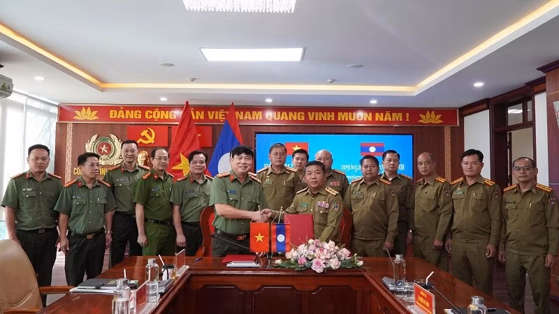 Đại tá Vũ Văn Đấu, Giám đốc Công an tỉnh Điện Biên và đại diện Công an tỉnh Xay Nha Bu Ly trao biên bản ghi nhớ phối hợp bảo đảm an ninh trật tự. (Ảnh: TRƯỜNG LONG)