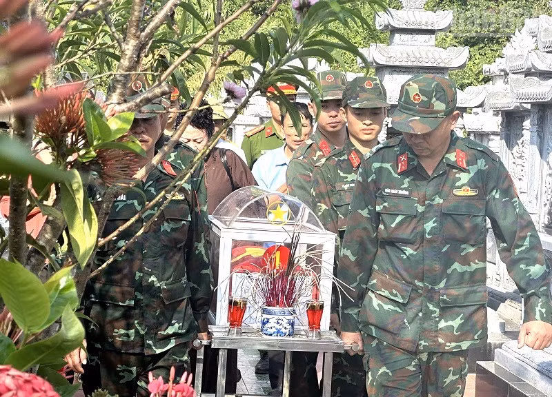 Cán bộ, chiến sĩ Bộ Chỉ huy Quân sự tỉnh Điện Biên và cán bộ, nhân dân xã Thanh Nưa, nhân dân tổ dân phố Hữu Nghị (phường Điện Biên Phủ) di chuyển linh cữu hài cốt liệt sĩ. (Ảnh: LÊ LAN)