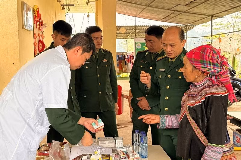 Cán bộ quân y Đồn biên phòng Nậm Nhừ cấp thuốc cho bà con người dân tộc thiểu số ở xã Nà Hỳ. 