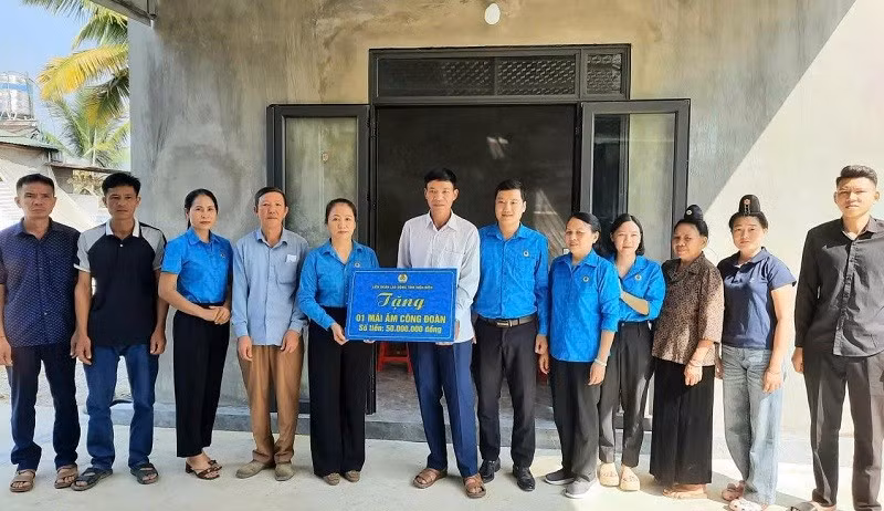 Bà Lầu Thị Thanh Hương, Phó Chủ tịch Liên đoàn Lao động tỉnh Điện Biên trao kinh phí hỗ trợ làm nhà ở "Mái ấm công đoàn" cho gia đình anh Lò Văn Tâm. (Ảnh: Liên đoàn Lao động tỉnh Điện Biên).