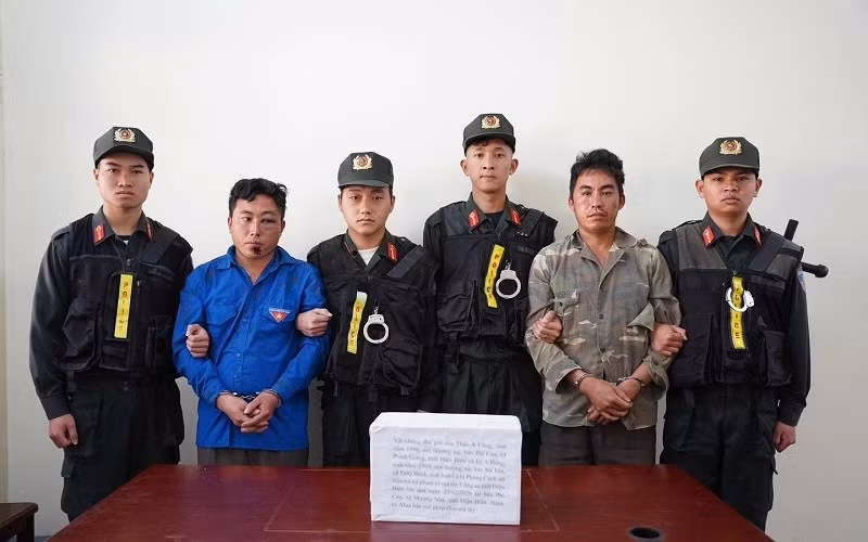 cac-doi-tuong-bi-bat-giu-cung-tang-vat-05-banh-heroin.jpg