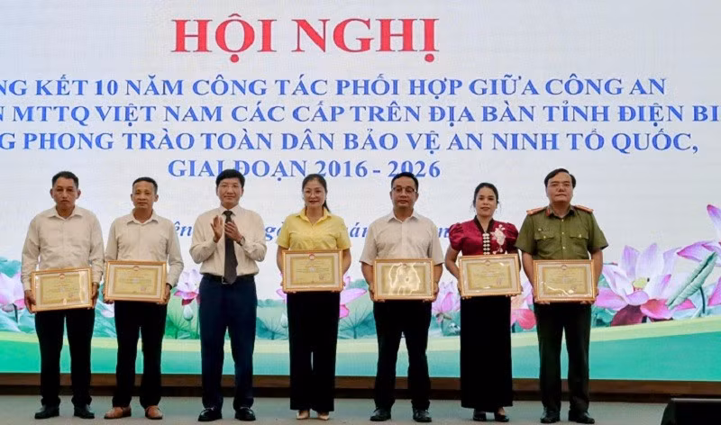 Đồng chí Mùa A Vảng trao bằng khen của Ủy ban Mặt trận Tổ quốc Việt Nam tỉnh cho các tập thể, cá nhân có nhiều đóng góp trong công tác phối hợp, bảo đảm an ninh trật tự tại cơ sở.