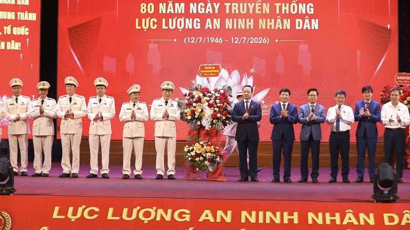Đồng chí Trần Tiến Dũng, Ủy viên Trung ương Đảng, Bí thư Tỉnh ủy Điện Biên cùng các đồng chí lãnh đạo tỉnh tặng hoa, chúc mừng Công an tỉnh Điện Biên.