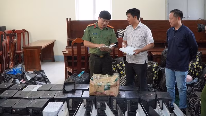 dai-ta-vu-van-dau-giam-doc-cong-an-tinh-kiem-tra-tang-vat-va-kich-ban-lua-dao-thu-giu-duoc-trong-chuyen-an-625t.jpg
