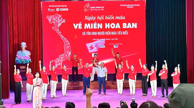 Đại diện Ban tổ chức Hành trình đỏ Trung ương cùng các tình nguyện viên tỉnh Điện Biên hô vang khẩu hiệu hiến máu cứu người - nghĩa cử cao đẹp nhân văn. 
