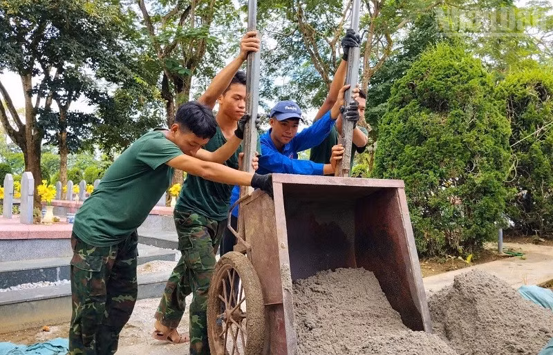 Đoàn viên, thanh niên Trường trung học phổ thông Thanh Nưa cùng các chiến sĩ thực hiện nhiệm vụ khai quật, lấy mẫu hài cốt liệt sĩ. (Ảnh: LÊ LAN)