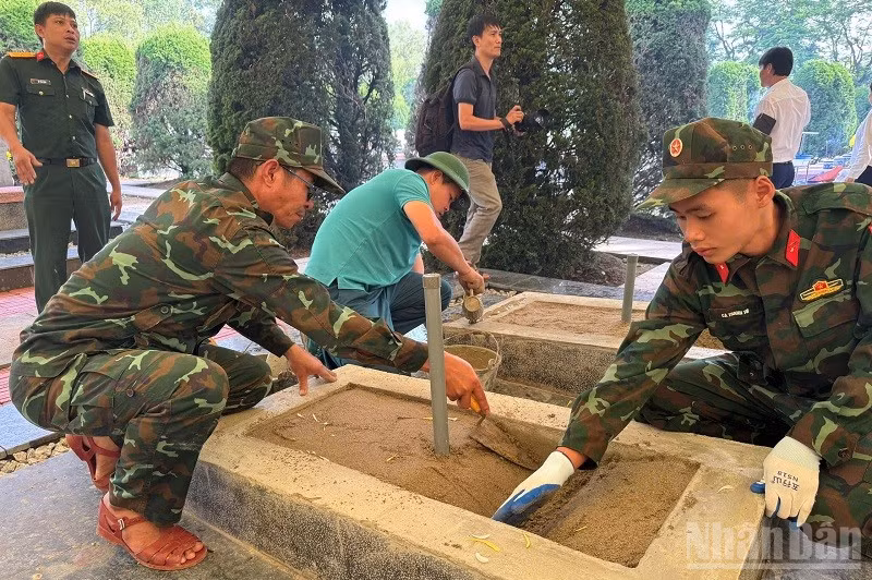 Cán bộ, chiến sĩ Bộ Chỉ huy quân sự tỉnh Điện Biên tỉ mẩn hoàn nguyên các phần mộ tại Nghĩa trang Liệt sĩ Độc Lập sau khi hoàn thành khai quật, lấy mẫu. (Ảnh: LÊ LAN)