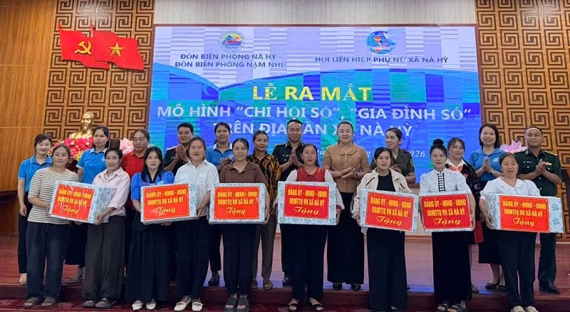 Lãnh đạo xã Nà Hỳ tặng quà ban chủ nhiệm 7 mô hình "Gia đình số-Chi hội số" thuộc xã Nà Hỳ.
