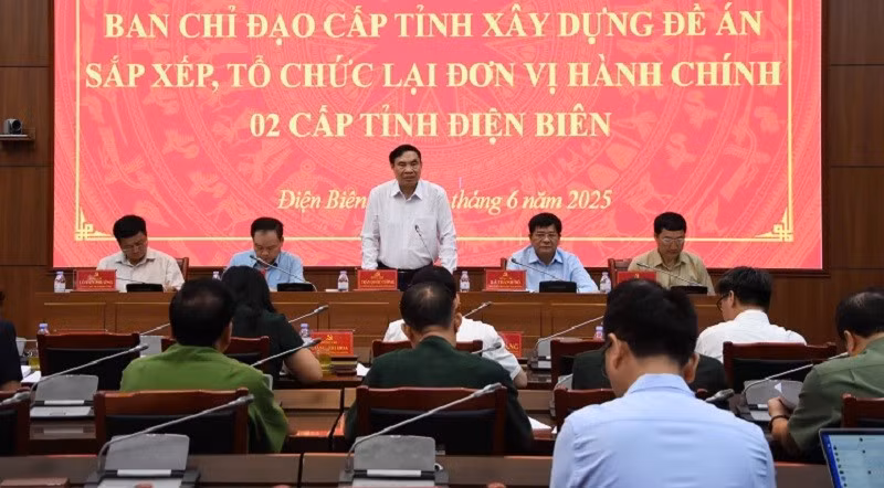 Đồng chí Trần Quốc Cường, Ủy viên Trung ương Đảng, Bí thư Tỉnh ủy Điện Biên phát biểu chỉ đạo tại cuộc họp.