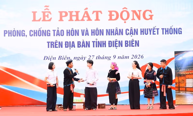 Tiểu phẩm phòng, chống tảo hôn tại lễ phát động do Trung tâm Văn hóa-Thể thao thuộc Sở Văn hóa, Thể thao và Du lịch tỉnh Điện Biên thực hiện thu hút sự quan tâm theo dõi của đông đảo nhân dân. (Ảnh: LÊ LAN)