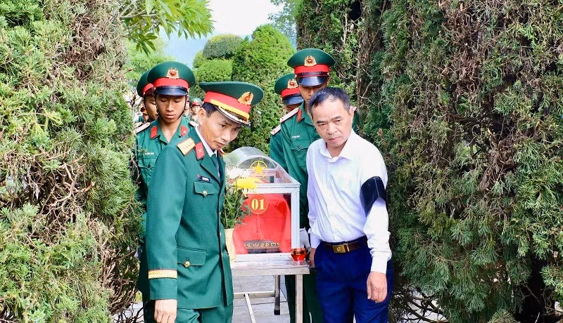 Đồng chí Nguyễn Văn Đoạt, Phó Chủ tịch Ủy ban nhân dân tỉnh Điện Biên cùng Đại tá Vương Đình Hòa, Chính ủy Bộ Chỉ huy quân sự tỉnh Điện Biên di chuyển hài cốt liệt sĩ đến điểm an táng tại Nghĩa trang Liệt sĩ Độc Lập. 