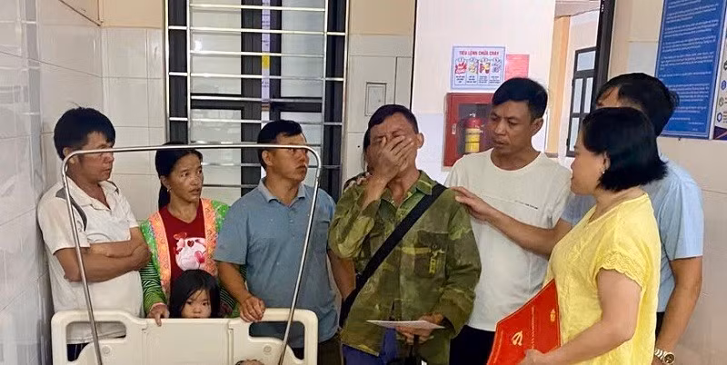 Đại diện lãnh đạo xã Mường Nhé cùng các đoàn thể đến thăm, chia buồn với gia đình nạn nhân. 