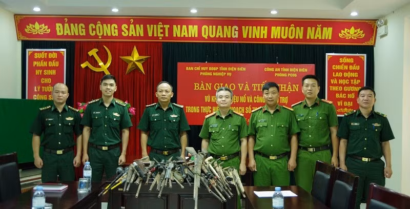 Đại diện hai đơn vị chứng kiến việc bàn giao và tiếp nhận 39 khẩu súng các loại. (Ảnh: ANH DŨNG)