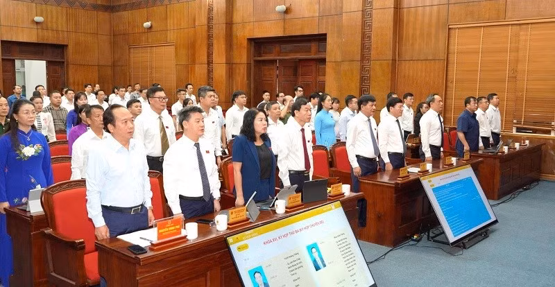 Đại biểu Hội đồng nhân dân tỉnh Điện Biên chào cờ trong chương trình khai mạc Kỳ họp thứ 3, được tổ chức ngày 29/6.