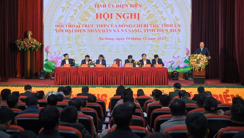Bí thư Tỉnh ủy Điện Biên Trần Tiến Dũng phát biểu tại buổi gặp mặt, đối thoại với nhân dân xã Na Sang.