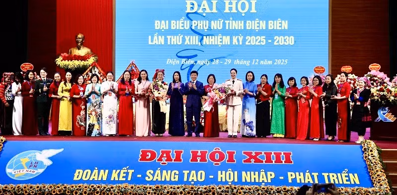 Đại diện lãnh đạo tỉnh Điện Biên tặng hoa chúc mừng các đồng chí được tín nhiệm bầu Ban Chấp hành Liên hiệp Phụ nữ tỉnh Điện Biên nhiệm kỳ 2025-2030. 