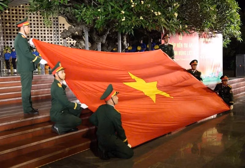 Chiến sĩ lực lượng vũ trang thực hiện nghi thức tri ân các anh hùng liệt sĩ tại Nghĩa trang liệt sĩ A1.