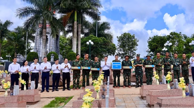 Đồng chí Nguyễn Sỹ Quân, Chủ nhiệm Ủy ban Kiểm tra Tỉnh ủy Điện Biên tặng quà, động viên lực lượng đang thực hiện lấy mẫu tại Nghĩa trang Liệt sĩ Tông Khao, tỉnh Điện Biên.