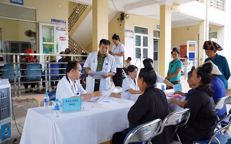 Bác sĩ Bệnh viện 7/5 thuộc Công an tỉnh Điện Biên tư vấn cách chăm sóc sức khỏe cho nhân dân trên địa bàn xã Thanh Nưa.