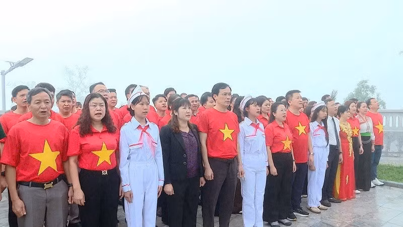 Tập thể cán bộ, công chức Sở Giáo dục và Đào tạo Điện Biên cùng giáo viên, học sinh các trường biên giới chào cờ tại Cột cờ A Pa Chải nơi cực tây Tổ quốc.