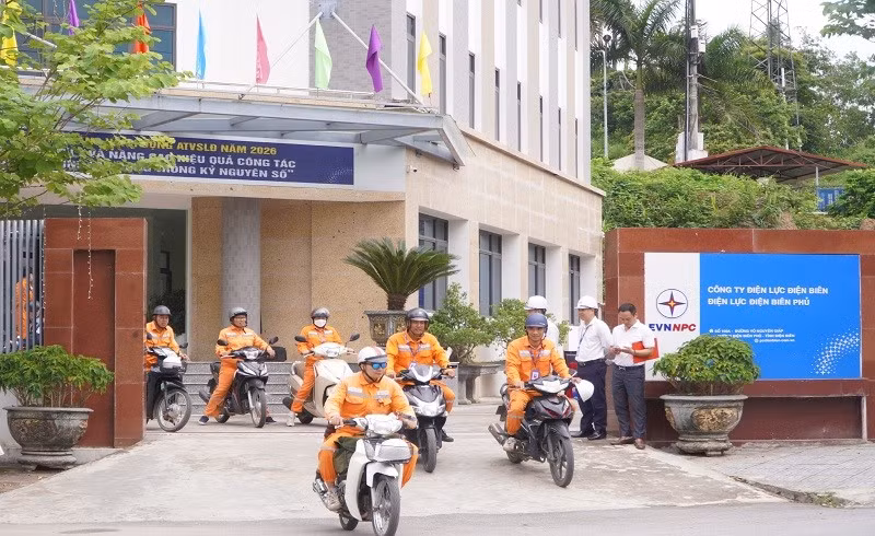 Công nhân Điện lực Điện Biên Phủ ra quân chỉnh trang cáp viễn thông, công tơ trên cột điện tại phường Điện Biên Phủ, tỉnh Điện Biên.
