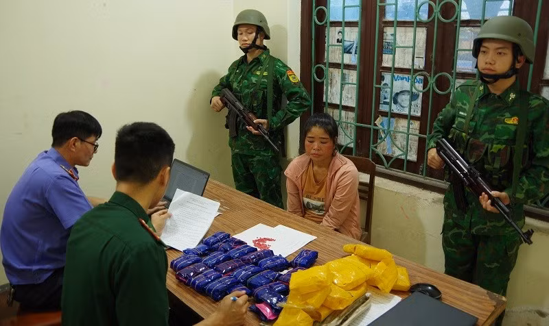 Lò Thị Hương cùng tang vật tại cơ quan điều tra. (Ảnh: ANH DŨNG)