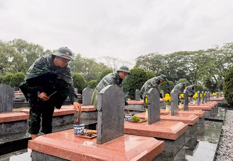 Chiến sĩ Bộ Chỉ huy quân sự tỉnh Điện Biên thắp hương trên các phần mộ liệt sĩ tại Nghĩa trang liệt sĩ Độc Lập.