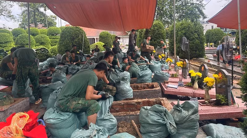 Chẳng quản ngại ngày mưa ngày nắng, các chiến sĩ thuộc Bộ Chỉ huy Quân sự tỉnh Điện Biên đang nỗ lực cao nhất đẩy nhanh tiến độ thực hiện khai quật, lấy mẫu hài cốt liệt sĩ tại Nghĩa trang liệt sĩ Độc Lập. (Ảnh: LÊ LAN)