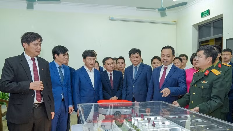 Các đồng chí lãnh đạo tỉnh Điện Biên tham quan các gian hàng của doanh nghiệp khoa học-công nghệ. (Ảnh: MAI GIÁP)